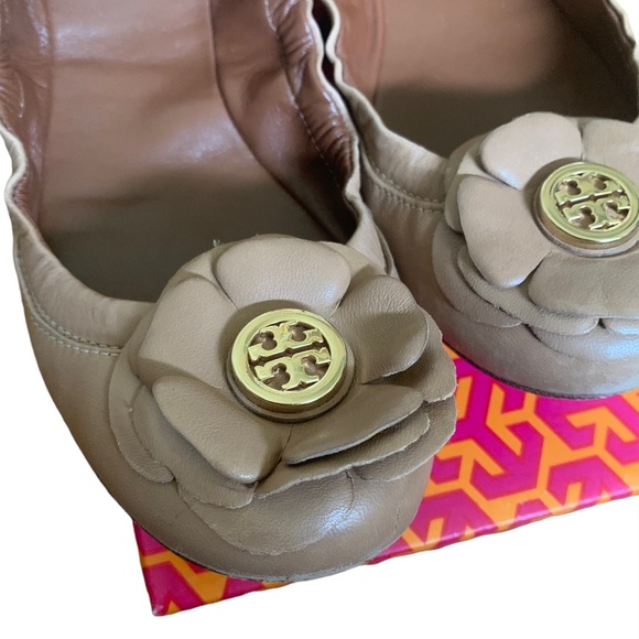 Tory Burch Flower Petal Tan Flats - Picture 4 of 5